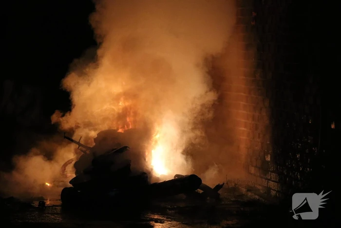 Brand in motor slaat over naar schuur