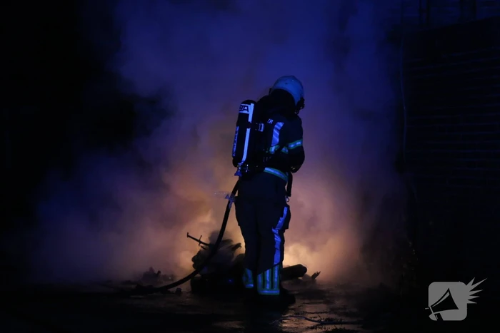 Brand in motor slaat over naar schuur