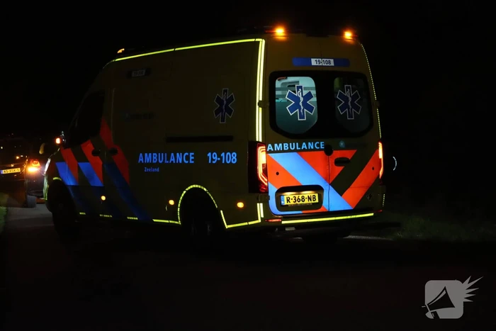 Fietser klapt achterop geparkeerde bus