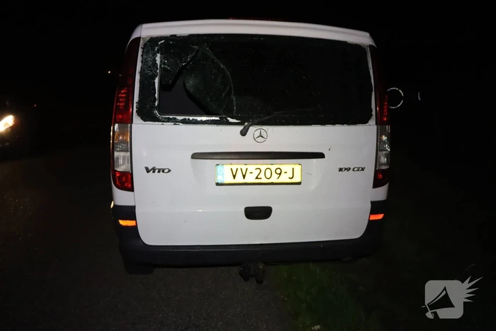 Fietser klapt achterop geparkeerde bus