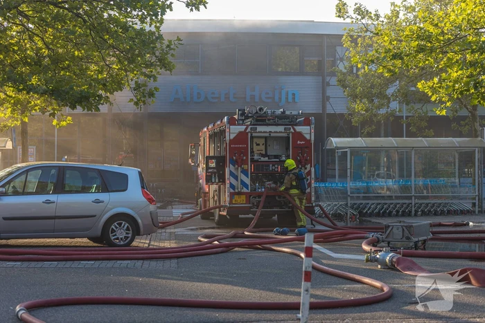 Grote uitslaande brand bij Albert Heijn