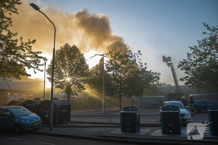 Grote uitslaande brand bij Albert Heijn