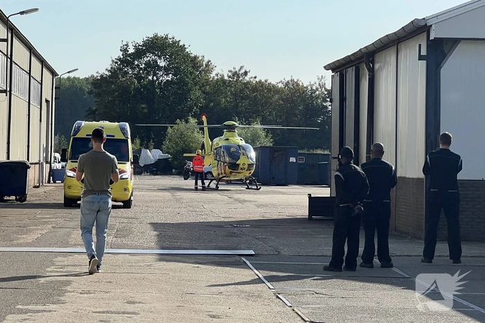 Man ernstig gewond na van van hoogte