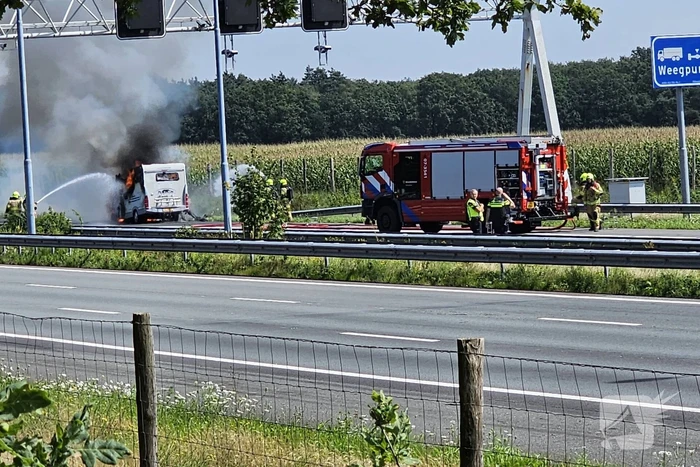 Camper gaat in vlammen op op snelweg