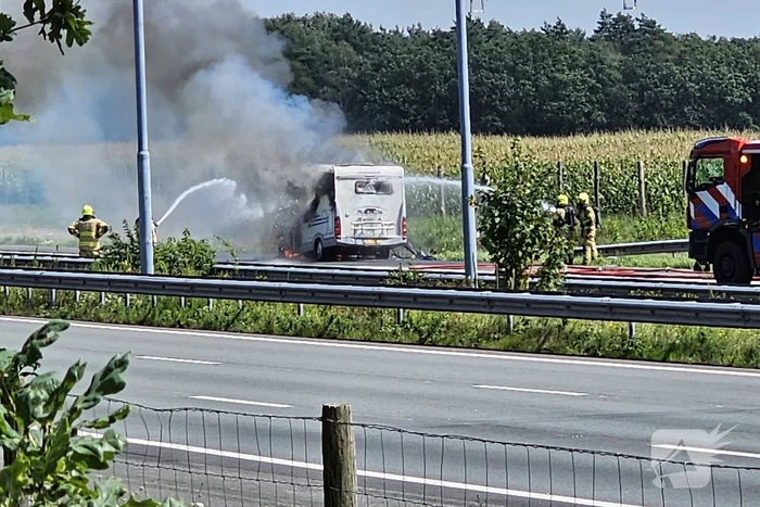 Camper gaat in vlammen op op snelweg
