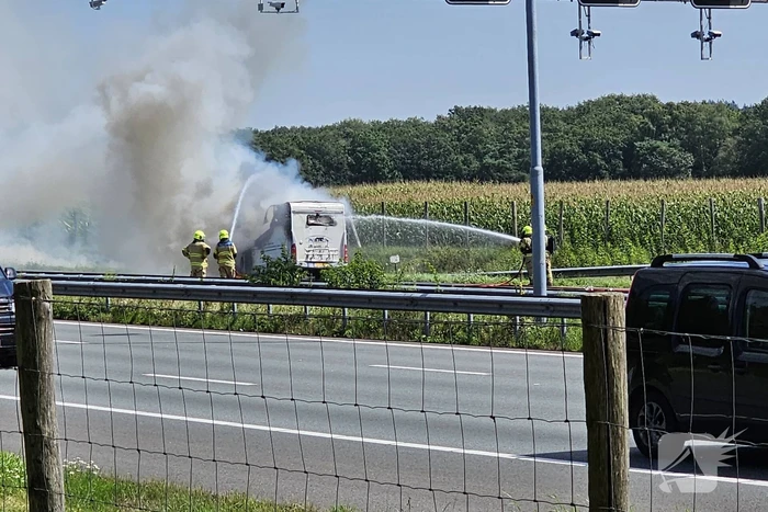 Camper gaat in vlammen op op snelweg