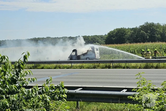 Camper gaat in vlammen op op snelweg