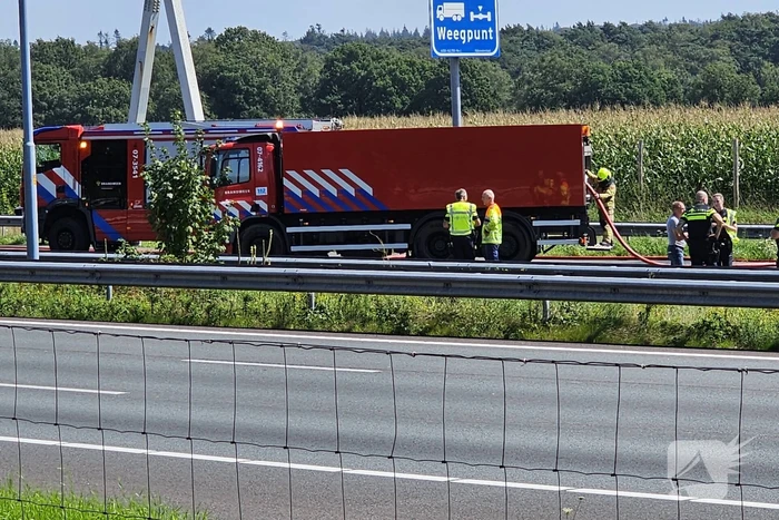 Camper gaat in vlammen op op snelweg