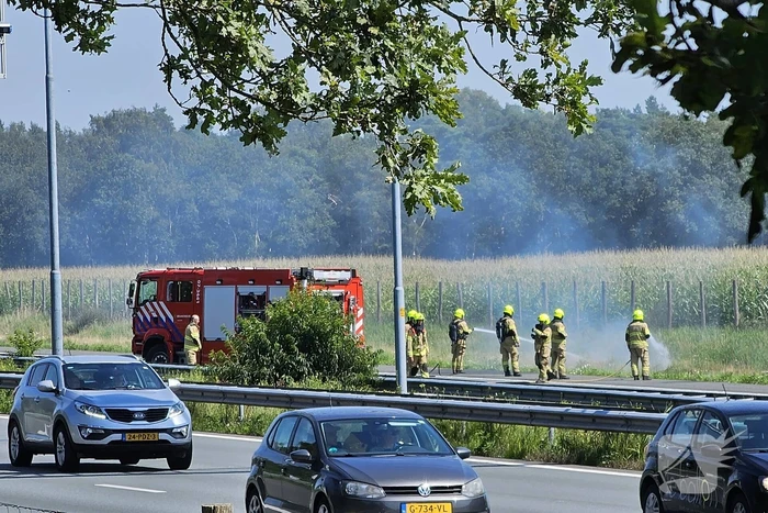 Camper gaat in vlammen op op snelweg