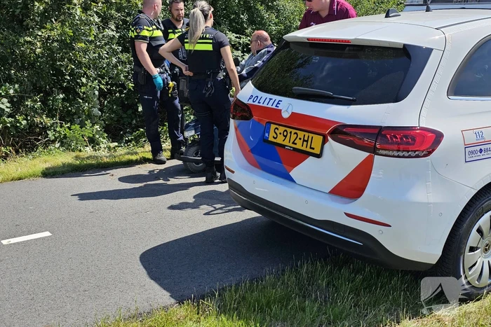 Man rijdt met scootmobiel sloot in