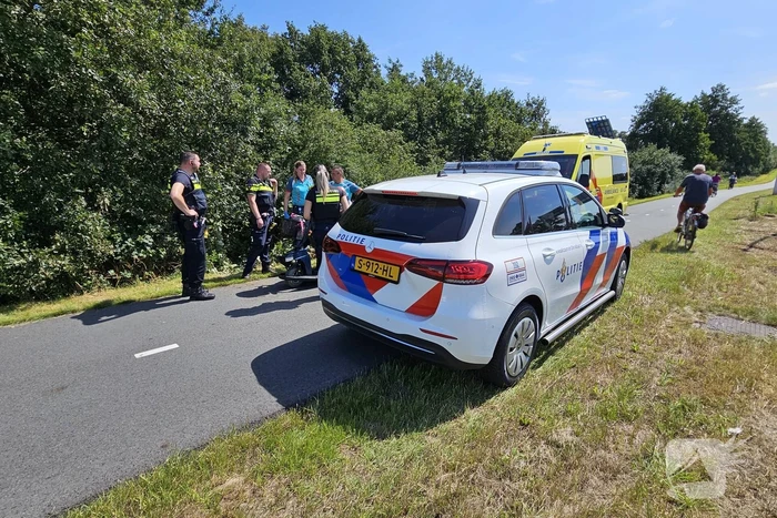 Man rijdt met scootmobiel sloot in