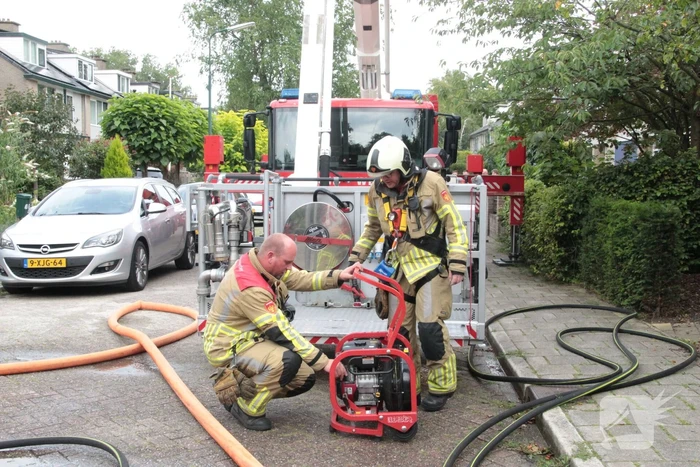 Brandweer redt kat uit brandende woning