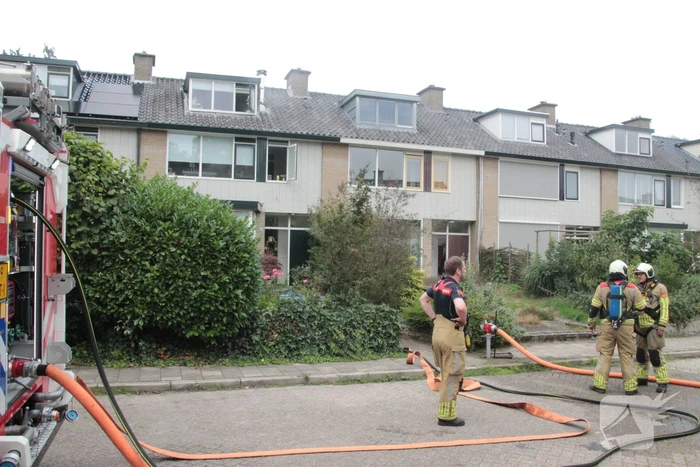 Brandweer redt kat uit brandende woning