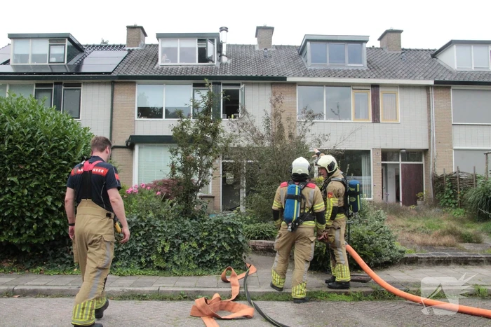 Brandweer redt kat uit brandende woning