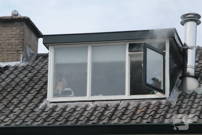 Brandweer redt kat uit brandende woning