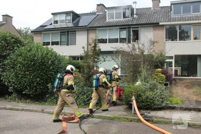 Brandweer redt kat uit brandende woning