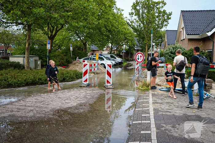 Straat onder water door leidingbreuk