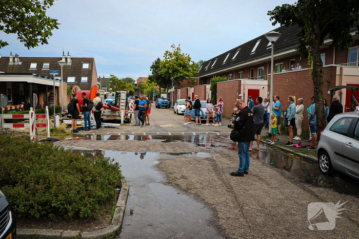 Straat onder water door leidingbreuk