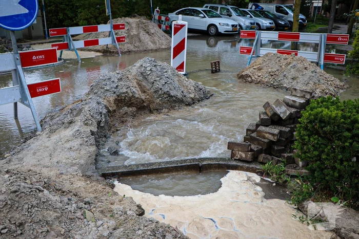 Straat onder water door leidingbreuk