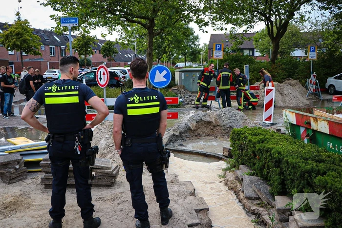Straat onder water door leidingbreuk