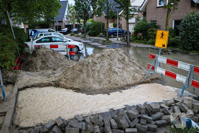 Straat onder water door leidingbreuk
