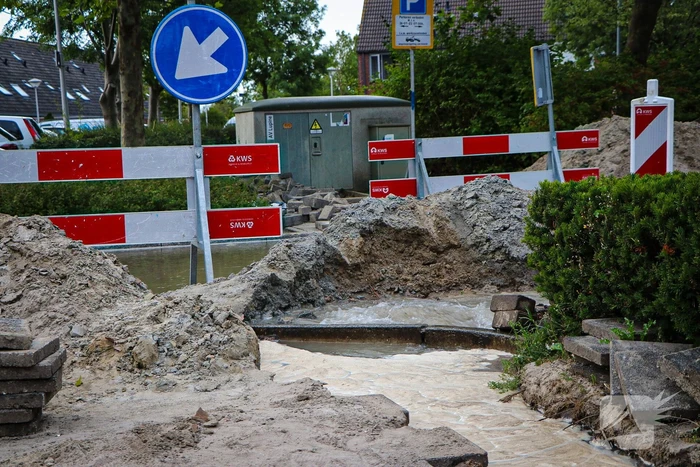 Straat onder water door leidingbreuk