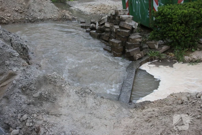 Straat onder water door leidingbreuk