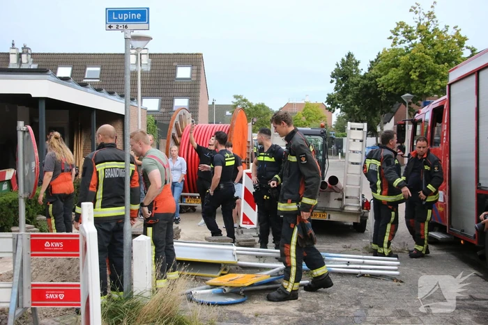 Straat onder water door leidingbreuk