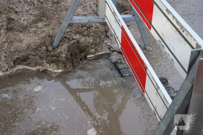Straat onder water door leidingbreuk