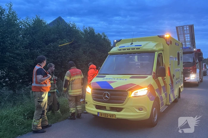 Scooterrijder komt in sloot terecht