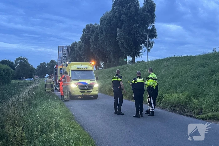 Scooterrijder komt in sloot terecht