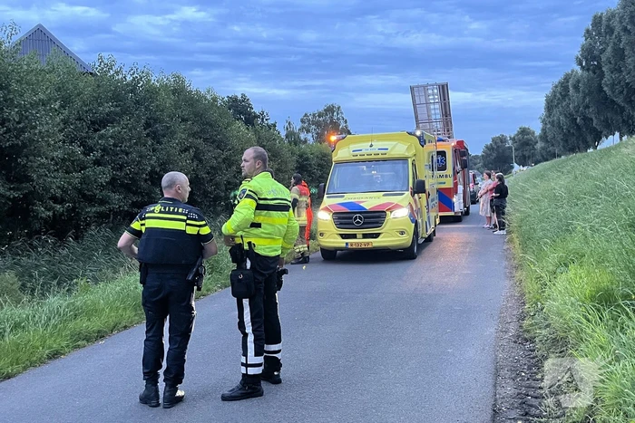Scooterrijder komt in sloot terecht