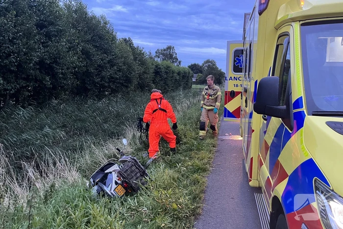 Scooterrijder komt in sloot terecht