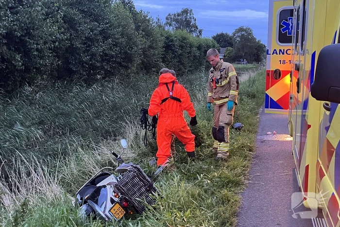 Scooterrijder komt in sloot terecht