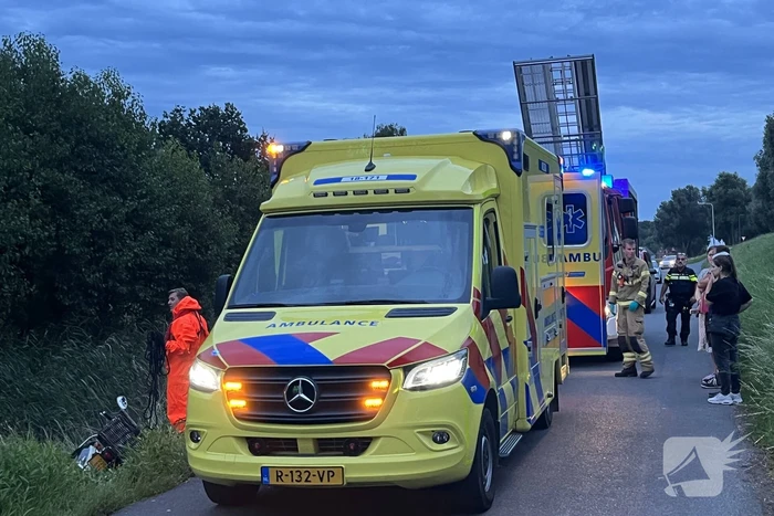 Scooterrijder komt in sloot terecht