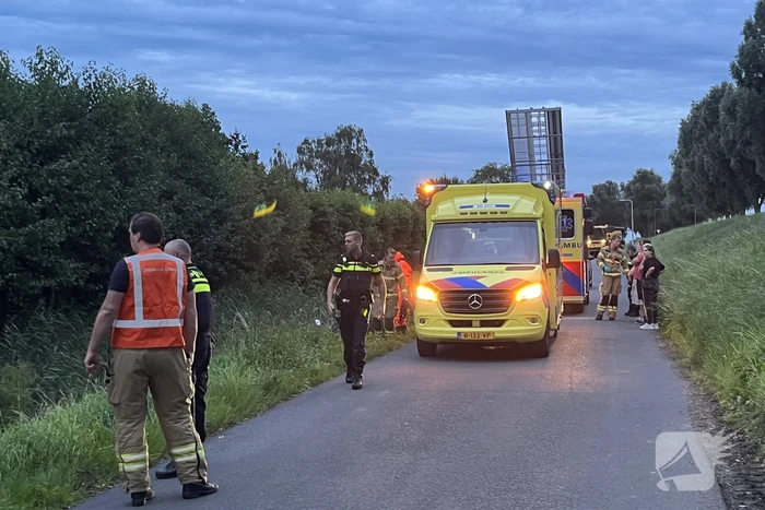 Scooterrijder komt in sloot terecht