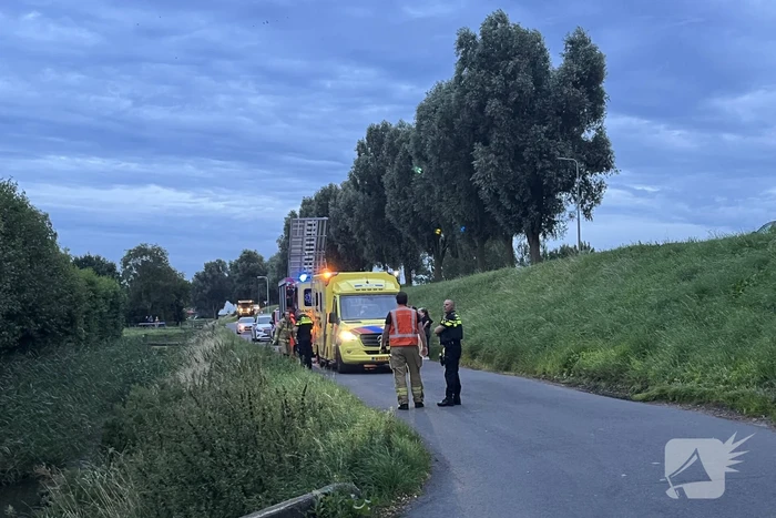Scooterrijder komt in sloot terecht