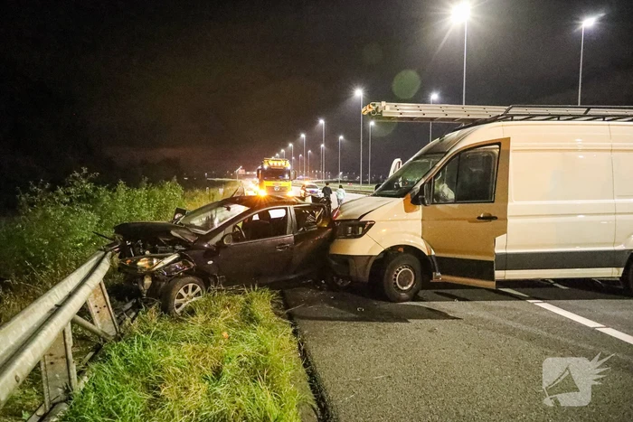 Enorme schade bij aanrijding op snelweg