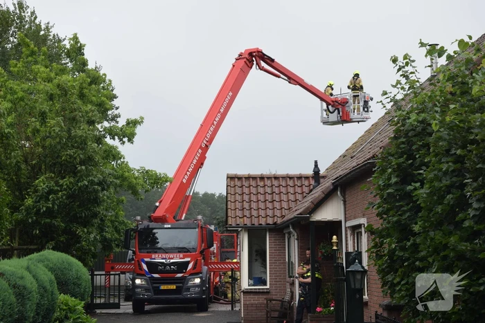 Uitslaande brand in houtverwerkingsbedrijf