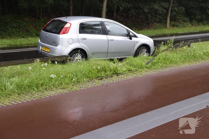 Eenzijdige aanrijding tegen wegafscheiding