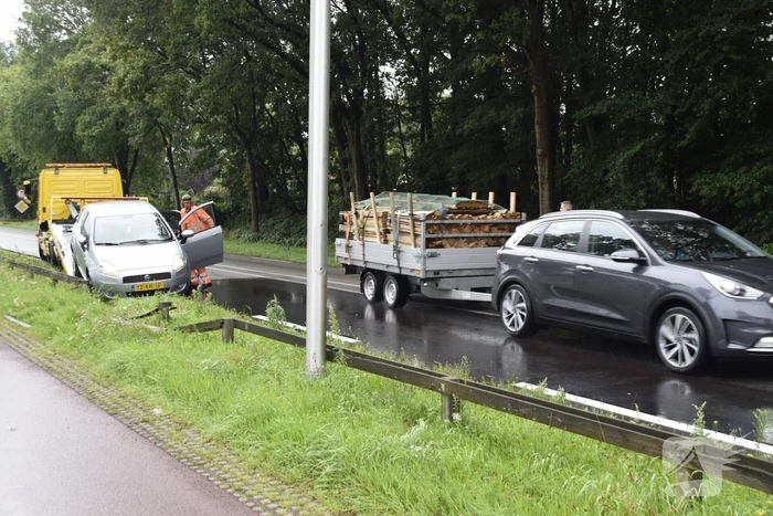 Eenzijdige aanrijding tegen wegafscheiding