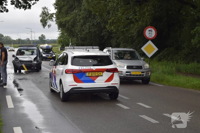 Veel schade na ongeval met bestelbus