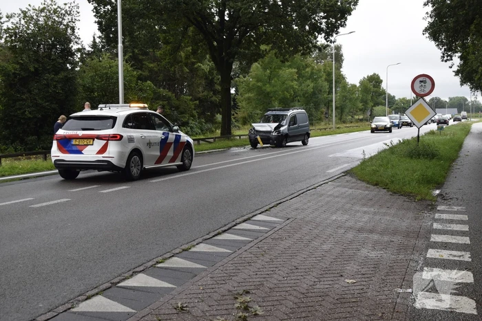 Veel schade na ongeval met bestelbus