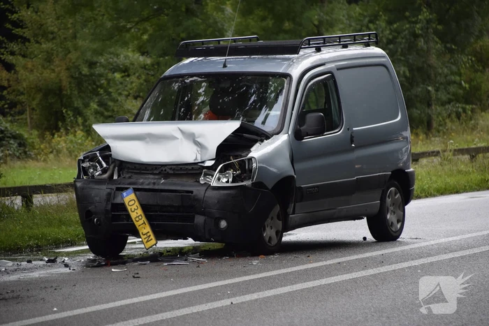 Veel schade na ongeval met bestelbus
