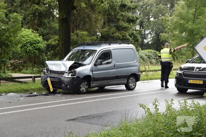 Veel schade na ongeval met bestelbus
