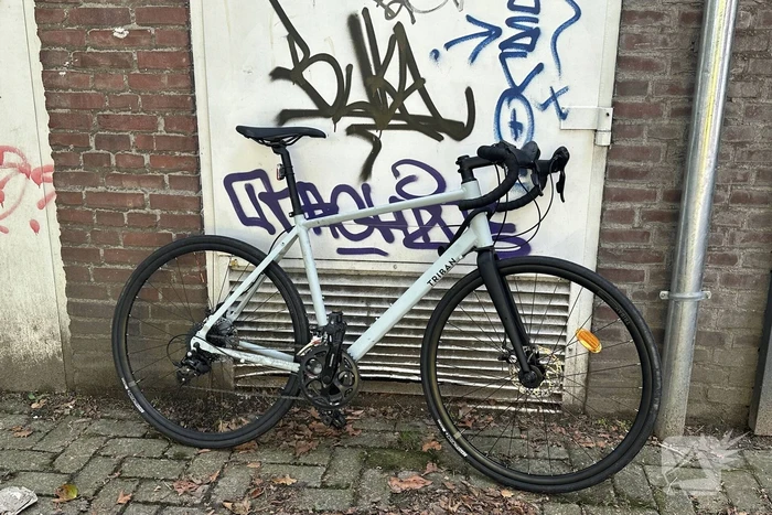 Wielrenner aangereden door bestelbus