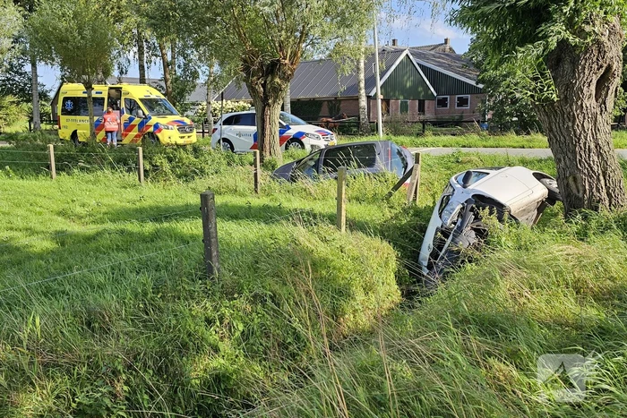 Twee auto's in de sloot na ongeval