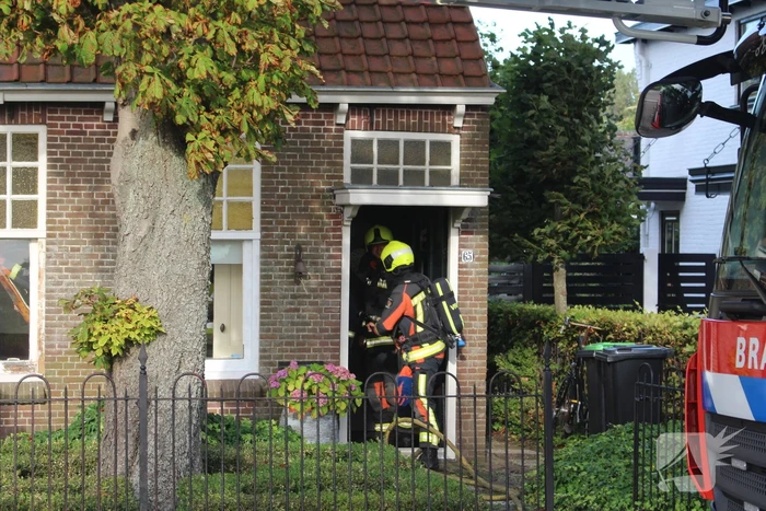 Brand tussen de muur van woningen