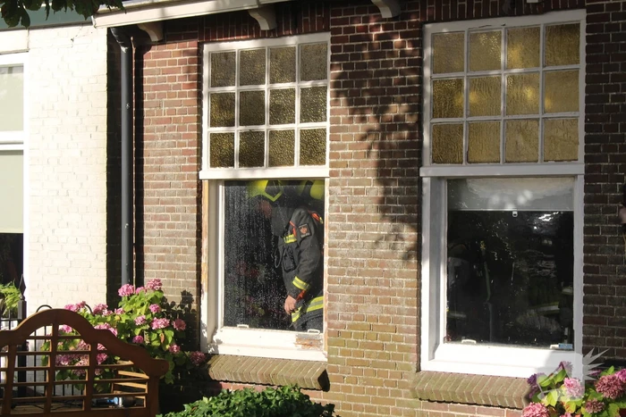 Brand tussen de muur van woningen