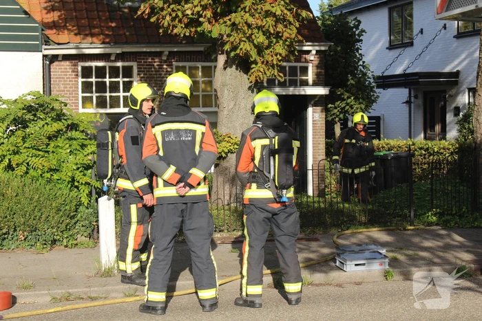 Brand tussen de muur van woningen